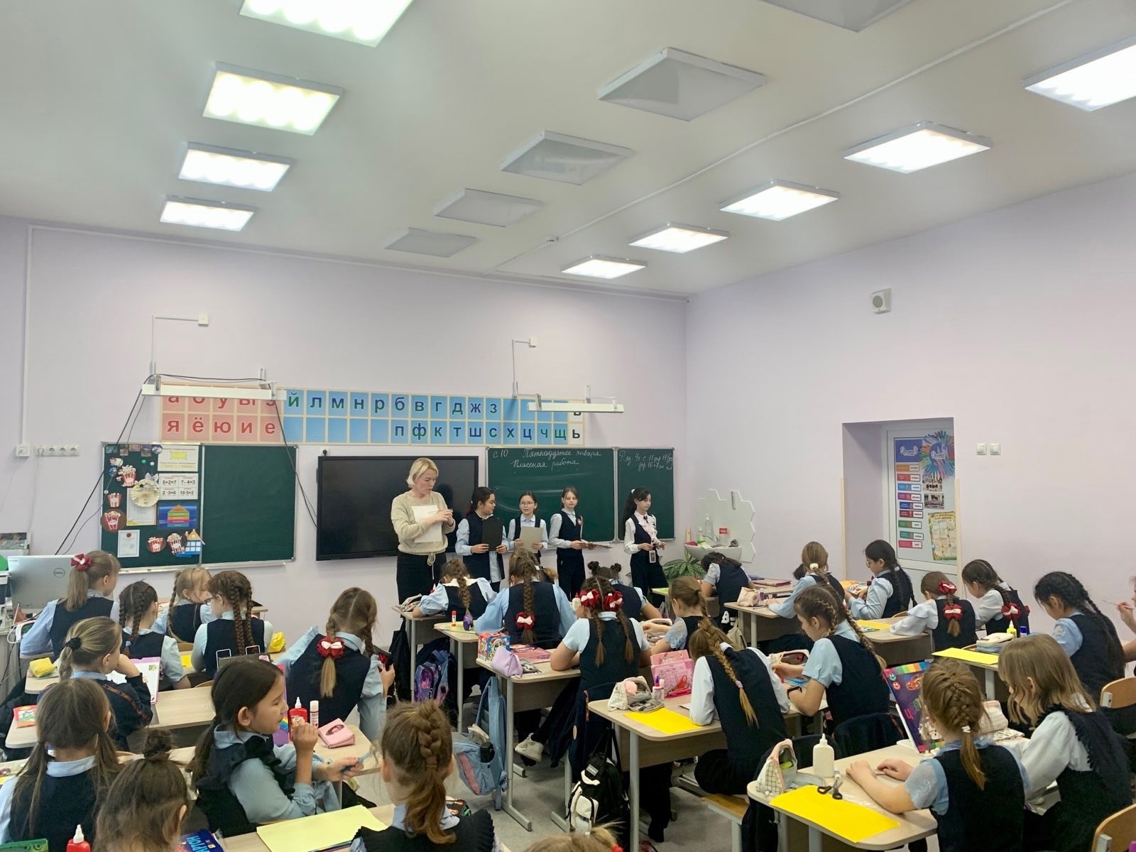 Наставники программы «Орлята России» провели творческий мастер-класс для учащихся 4-х классов.
