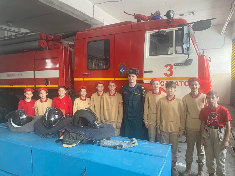 Юнармейцы поздравили сотрудников пожарной охраны с наступающим Новым годом.