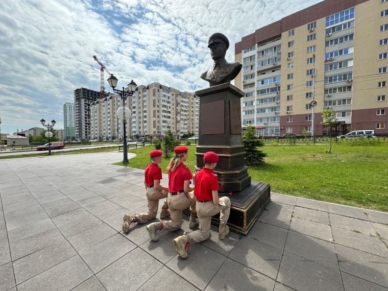 Возложение цветов к памятнику младшего лейтенанта, Героя Советского Союза Виктора Васильевича Талалихина.