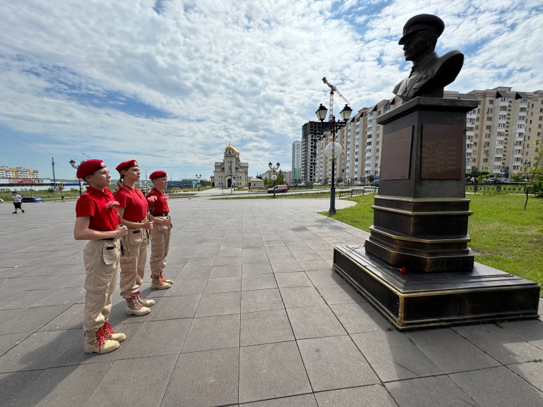 Возложение цветов к памятнику младшего лейтенанта, Героя Советского Союза Виктора Васильевича Талалихина.