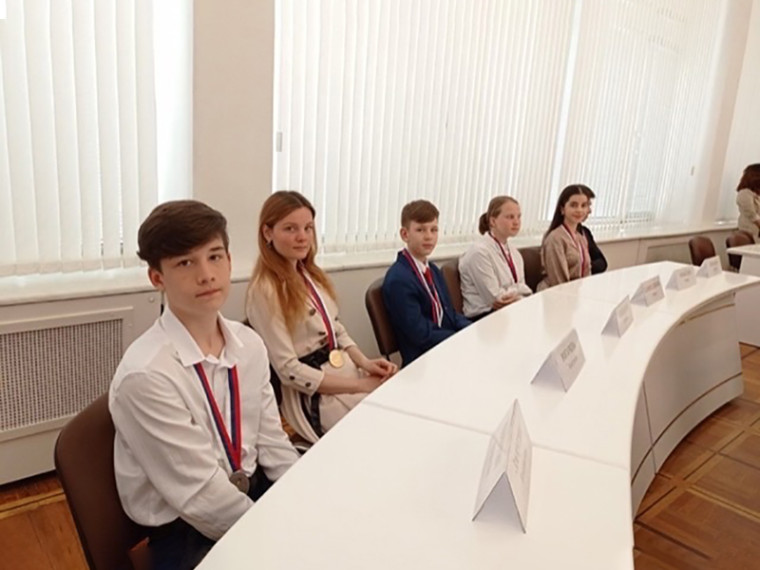 Встреча Бусаргина Р.В. с медалистами Саратовской делегации XXII молодежных Дельфийских игр России.